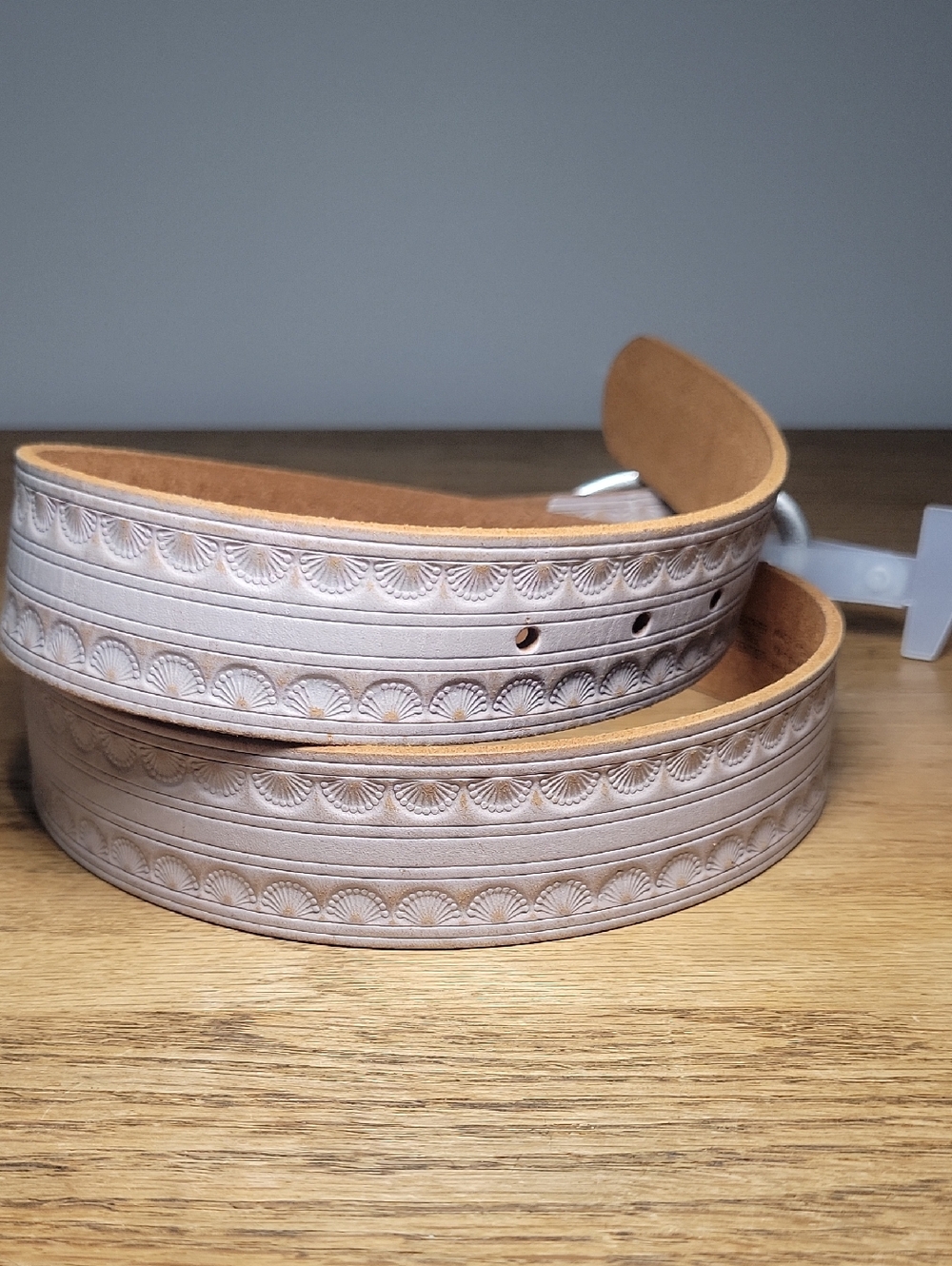 NWT Liz Claiborne 100% Genuine Leather Cream / Whitewash Shells Belt Size Large - Picture 9 of 11